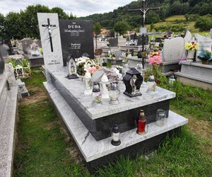 okazały grób Tadeusza D. Na cmentarzu w Kamienicy 