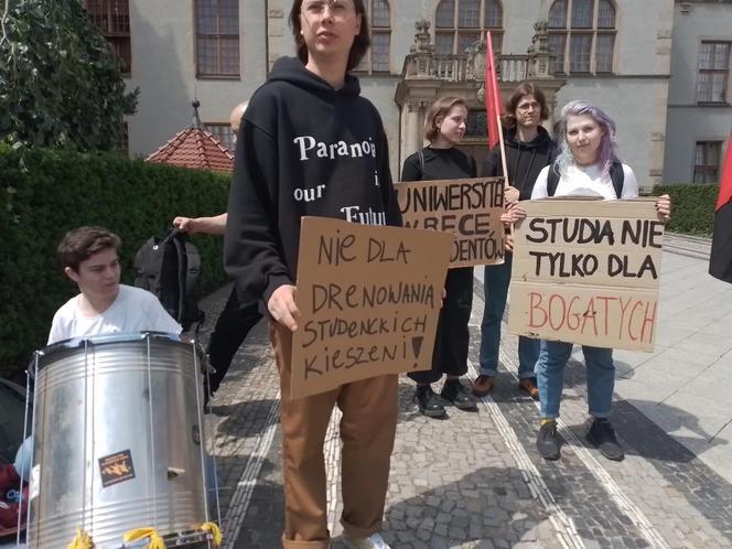 Protest studentów przed rektoratem UAM