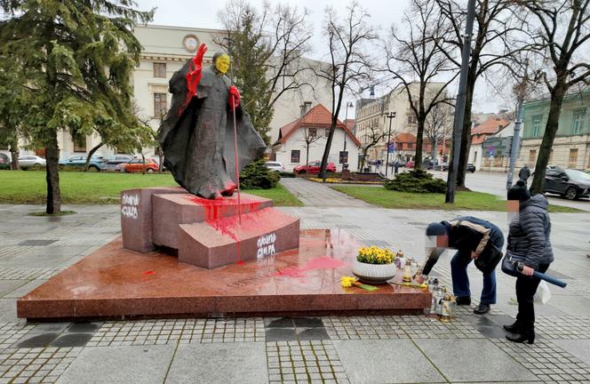 Zdewastowany pomnik Jana Pawła II w Łodzi