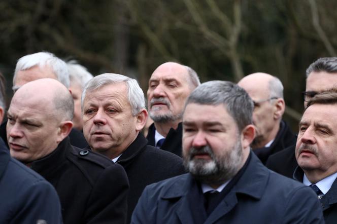 Macierewicz odsunięty do tylnego rzędu