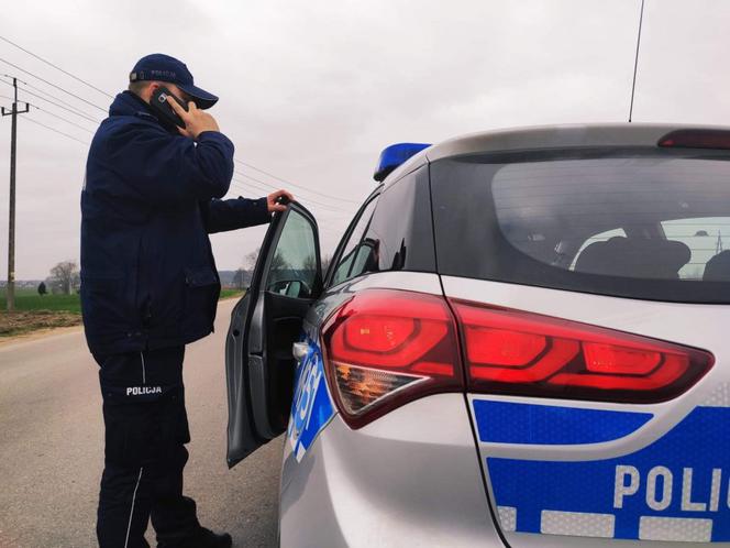 #ZostańWDomu. Policjanci sprawdzają, czy mieszkańcy przestrzegają kwarantanny