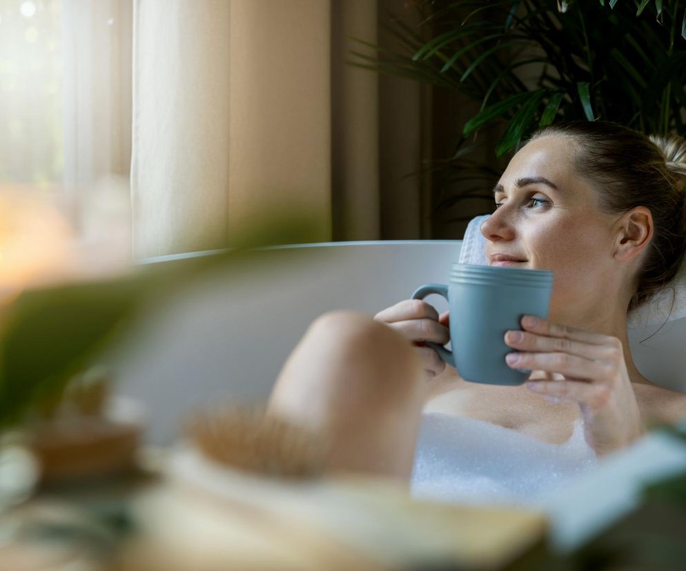 Redukuje cellulit, obrzęki i odchudza. Jak przygotować wyszczuplającą kąpiel?