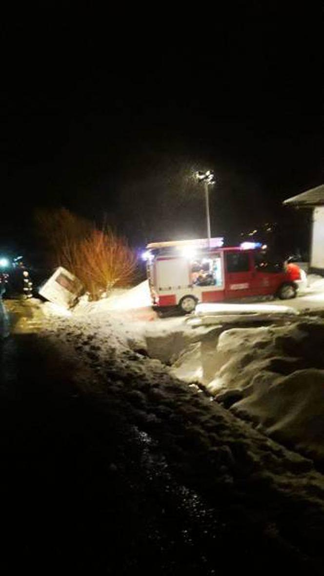 Bus wpadł do rowu i uwięził 8 pasażerów! Musieli wyskakiwać przez okno! 