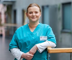 „Pierwsza miłość” 4036-4037 streszczenie odcinków. Paulina dowiaduje się, w jak trudnym położeniu znalazł się Hubert. Decyduje się mu pomóc, dzięki czemu ich relacja wchodzi na nowy poziom