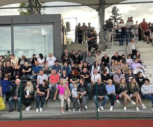 Kibice na otwarciu stadionu w Starachowicach