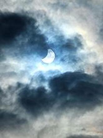 Niesamowity widok! Częściowe zaćmienie słońca w Lublinie w obiektywie Czytelników