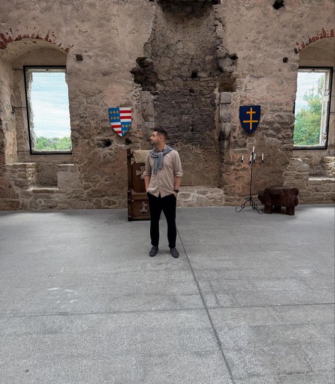 Patryk Jaki na zamku z rodziną