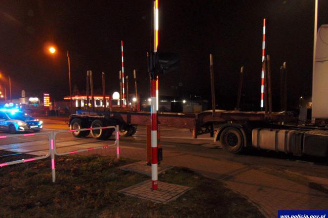 Ciężarówka utknęła na przejeździe kolejowym w Piszu