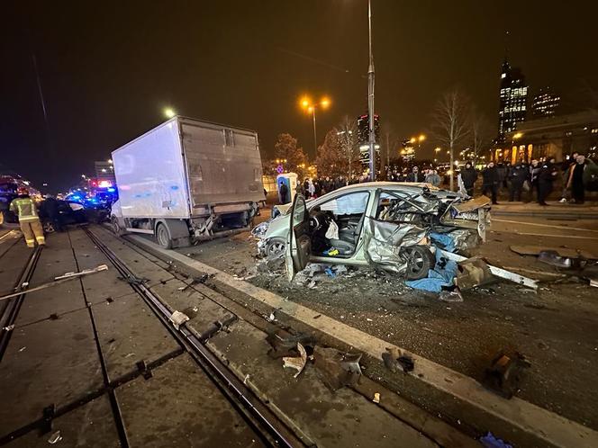 Totalny paraliż centrum Warszawy. 6 samochodów rozbitych, wraki blokują torowisko