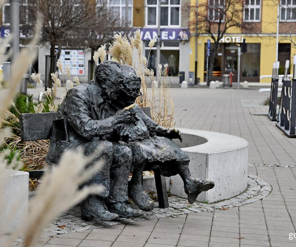 Zakochani staruszkowie na ławeczce na Placu Kaszubskim