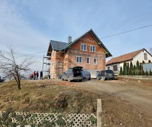 Fundacja Renovo buduje dom dla rodziny z Januszowej. Kiedy będzie gotowy?