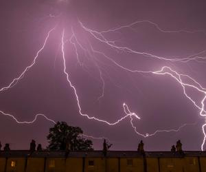 IMGW ostrzega przed burzami na Dolnym Śląsku. Alerty pierwszego i drugiego stopnia