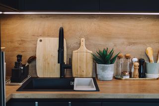 Wytrzymałość i estetyka. Zlewozmywaki w kuchni - ile kosztują w październiku 2025?