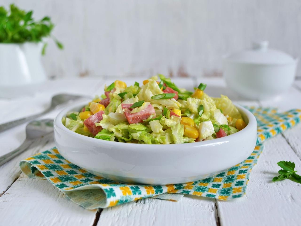 11 pomysłów na surówki z młodej kapusty - tanie, świeże i pyszne