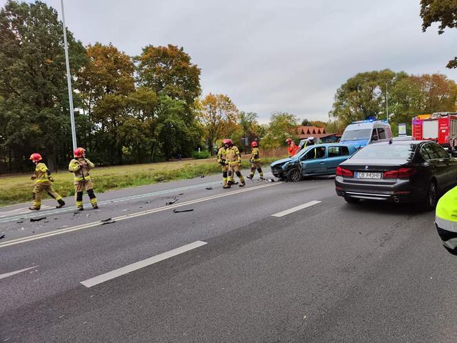 Zderzenie dwóch osobówek na ul. Gdańskiej w Bydgoszczy [ZDJĘCIA]