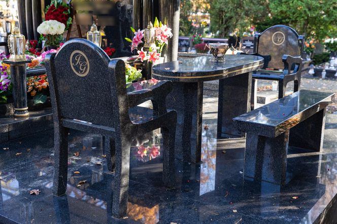 Tego grobu nikt się nie spodziewał! Zadaszenie, stół i krzesła na cmentarzu w Poznaniu