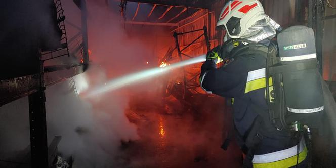 Bydgoszcz: Pożar w zakładzie pianek na terenie byłego Zachemu! Na miejscu 12 zastępów straży pożarnej [ZDJĘCIA]