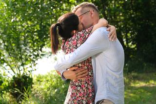 M jak miłość odc. 1695. Kinga (Katarzyna Cichopek), Piotrek (Marcin Mroczek)