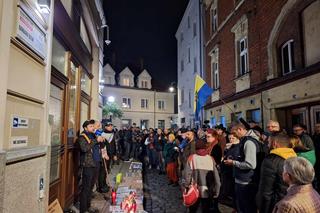 Impreza pożegnalna pod biurem poselskim Barbary Dziuk. O Barbaro, królowo donosów! 