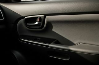 Młody kierowca staranował policjanta w Krakowie. Co znaleziono w jego samochodzie?