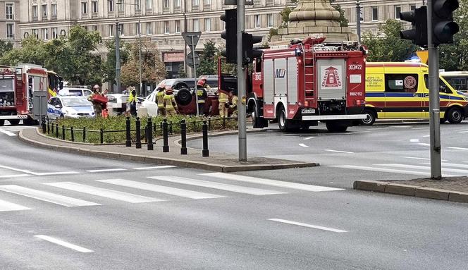 Pijany roztrzaskał się samochodem na pl. Konstytucji. To policjant stołecznej drogówki