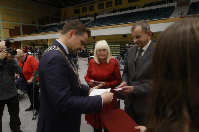 Te pary przeżyły w małżeństwie ponad 50 lat. Prezydent ich za to nagrodził