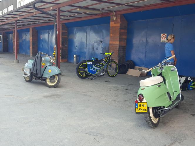 Osy kręciły kółka na stadionie żużlowym w Lesznie. Ogólnopolski zlot skuterów Osa Osieczna-Leszno 