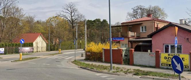 To najdłuższa ulica w Warszawie. Ma aż 14,5 km, ciągnie się przez dwie dzielnice