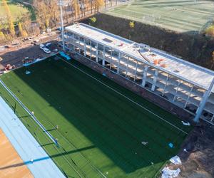 Budują nowy stadion Polonii Bytom. Nawet jesienią trawa jest na nim zielona
