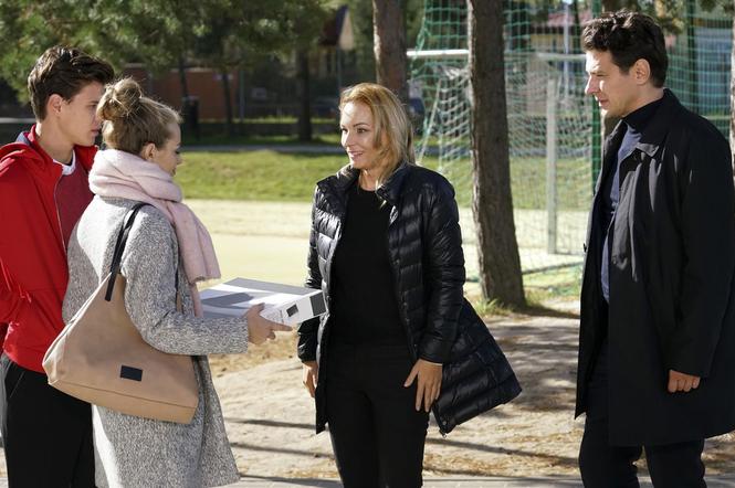 Barwy szczęścia odc. 2020. Oliwka (Wiktoria Gąsiewska), Kacper (Jakub Szlachetka), rodzice Mii - matka Wanda (Agnieszka Przepiórska), ojciec Adam (Marcin Kwaśny),