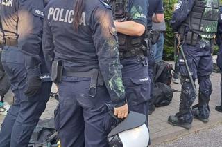 Skłotersi zajęli budynek na Mokotwie. Policja: Wylewano na nas farbę i fekalia