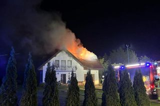 Dramatyczny pożar domu jednorodzinnego pod Sochaczewem. W środku byli ludzie!