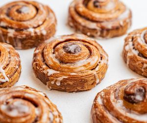 Pyszne i aromatyczne cynamonki robię w 10 minut. To najlepsza słodka przekąska na jesień 