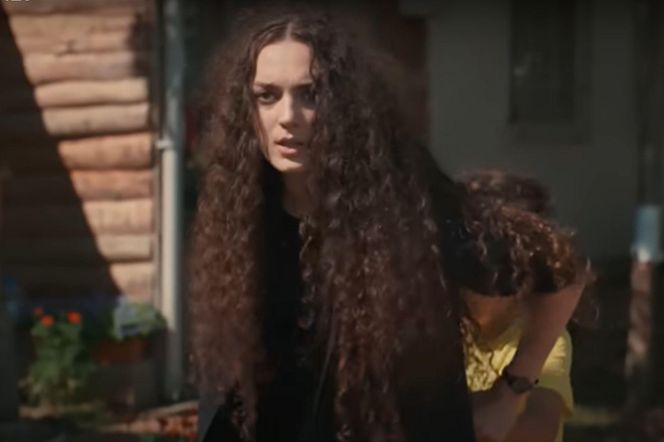 Uciekający Nana i Yusuf natkną się na zbira 