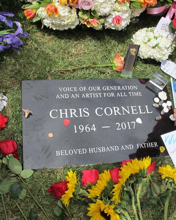 Nagrobek Chrisa Cornella