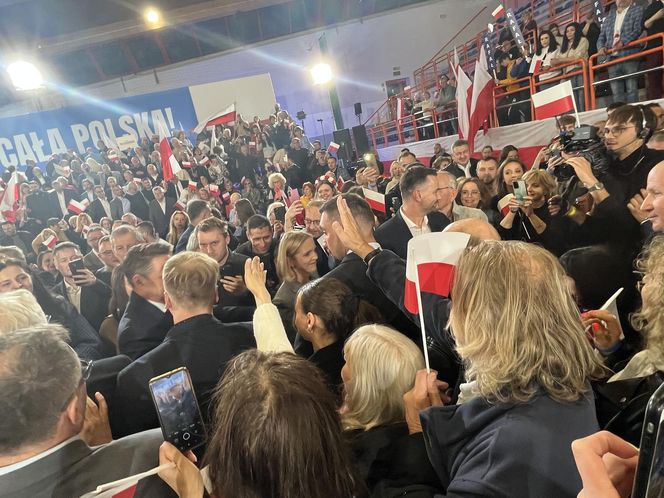Trzaskowski cały w emocjach! Co za przemówienie! Tłum oszalał