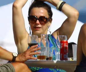 Renata Dancewicz kurzy na plaży