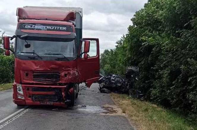 Niepołomice. Ciężarówka staranowała toyotę. 45-latek nie miał żadnych szans, zginął na miejscu. Z osobówki został wrak