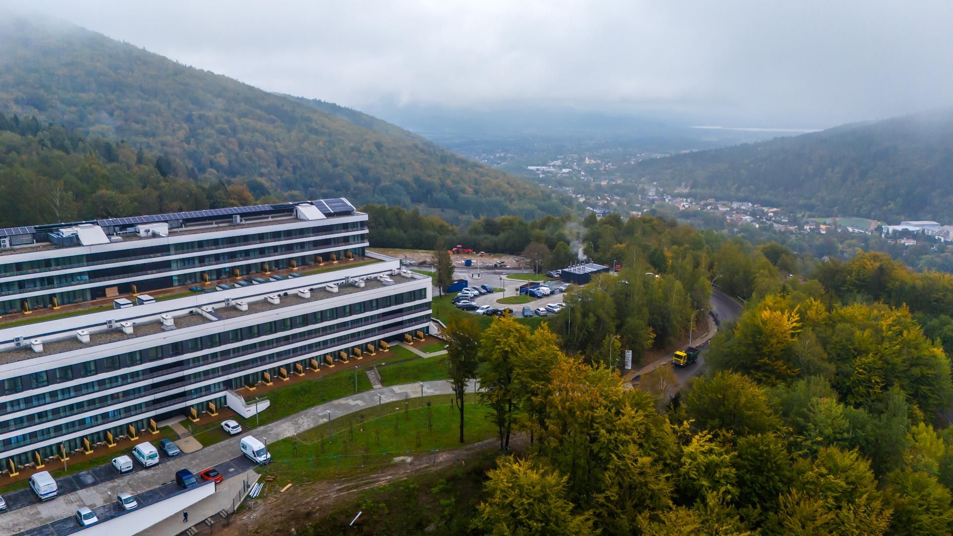 Zarówno wnętrza, jak i bryła Mercure Szczyrk Resort robią duże wrażenie