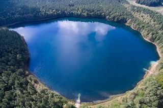 To jezioro na Mazurach ma nieskazitelnie czystą wodę. Nazywane jest „Polskimi Malediwami”