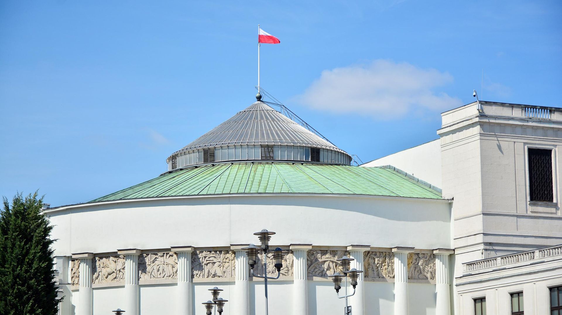 Posłowie szykują sobie podwyżki. Zobacz ile wzrosną ich zarobki, ryczałt na biuro i …