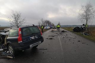 W pow. puławskim zderzyły się ze sobą trzy samochody. Nie żyje kierowca