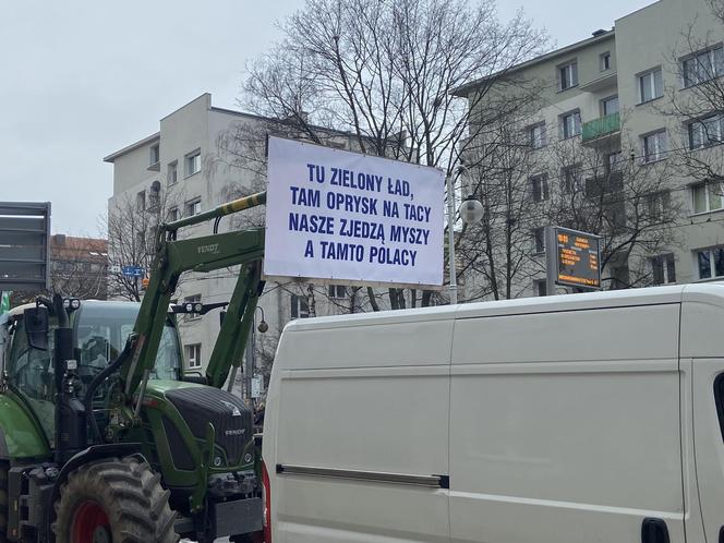 Protest rolników we Wrocławiu. Strajk wymyka się spod kontroli. Urząd Wojewódzki obrzucany jajkami