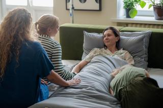 Przyjaciółki 22 sezon odc. 256. Zuza (Anita Sokołowska), Patrycja (Joanna Liszowska), Anka (Magdalena Stużyńska), Inga (Małgorzata Socha)