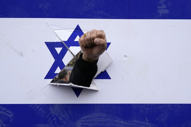 Izraelski dron zaatakował jeden z zakładów na polach gazowych na południu Iran, doszło do potężnego wybuchu i pożaru.