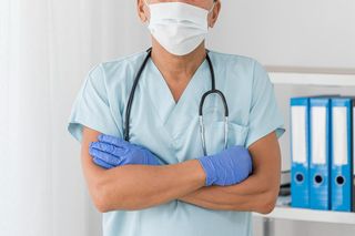 Limit pensji dla lekarza ma leczyć system