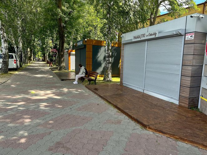 Papieros w jednej ręce, kradziona biżuteria - w drugiej. Beztroski złodziej w rękach policji