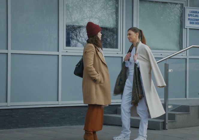 M jak miłość odcinek 1871 ostatni - finał sezonu. Kasia (Paulina Lasota), laborantka Anna Sokołowska (Katarzyna Russ) 