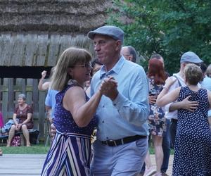 Sielanka na parkiecie w Muzeum Wsi Lubelskiej pod gołym niebem! Za nami kolejna potańcówka w rytmie miejskiego folkloru z Warszawy i Lwowa