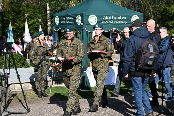 Po 80 latach pochowali ich z honorami. Bohaterscy żołnierze spoczęli na Cmentarzu Wojennym w Kołobrzegu